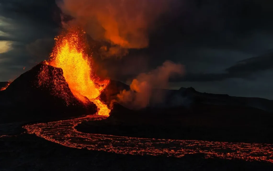 erupções, atividade vulcânica, erupções vulcânicas;