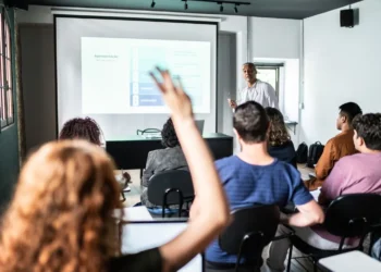 instituições de ensino;