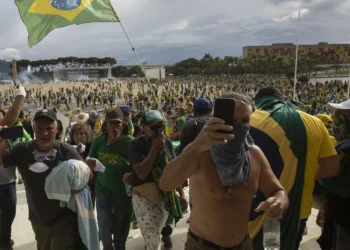 detenção, encarceramento, custódia;