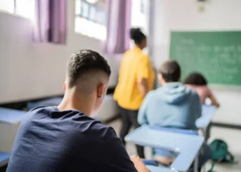 ensino, em várias séries, ensino em diferentes anos, ensino em múltiplos ciclos;