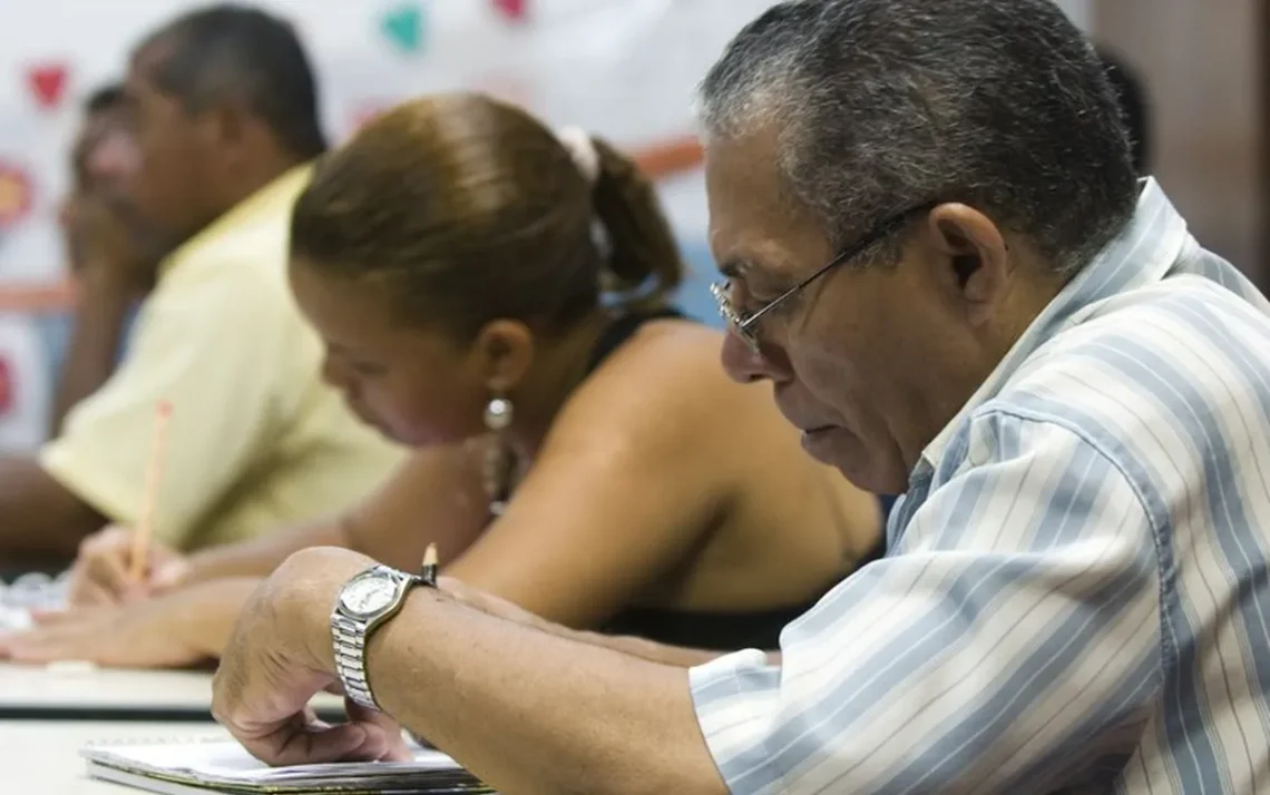 Pacto, Nacional pela Superação do Analfabetismo e Qualificação da Educação de Jovens e Adultos;