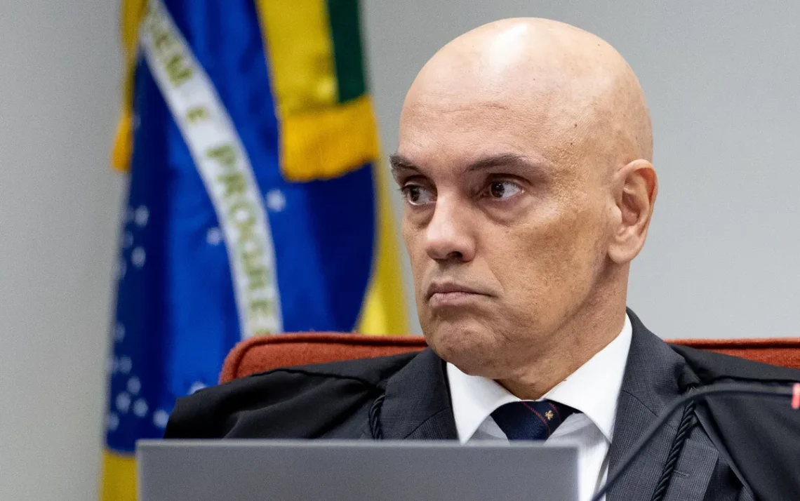 ministro, juiz;