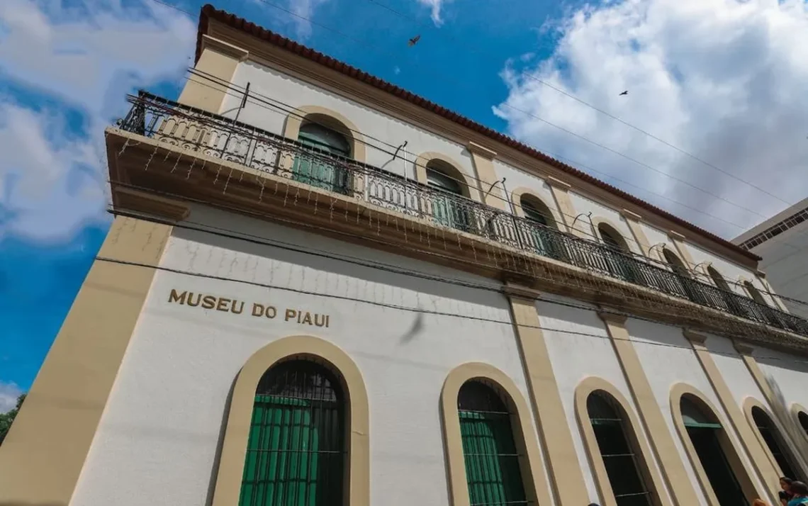 instituições culturais, galerias de arte, centros de exposição;