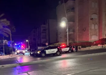 Carros de polícia em rua perto da embaixada de Israel na Jordânia, em foto de 24 de novembro de 2024 — Foto: Reuters/Jehad Shelbak - Todos os direitos: © G1 - Globo Mundo