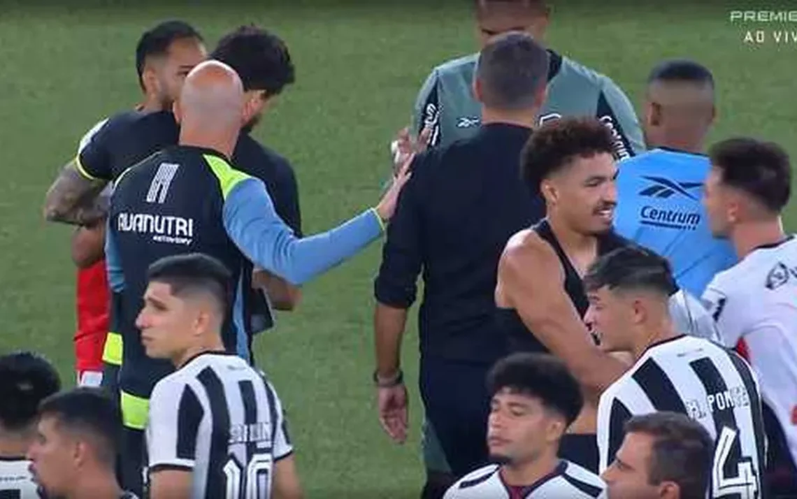 Jogadores de Botafogo e Vitória discutem ao fim da partida; veja Botafogo 1 x 1 Vitória | Melhores momentos | 35ª rodada | Brasileirão 2024 - Todos os direitos: © GE - Globo Esportes