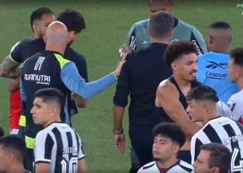 Jogadores de Botafogo e Vitória discutem ao fim da partida; veja Botafogo 1 x 1 Vitória | Melhores momentos | 35ª rodada | Brasileirão 2024 - Todos os direitos: © GE - Globo Esportes