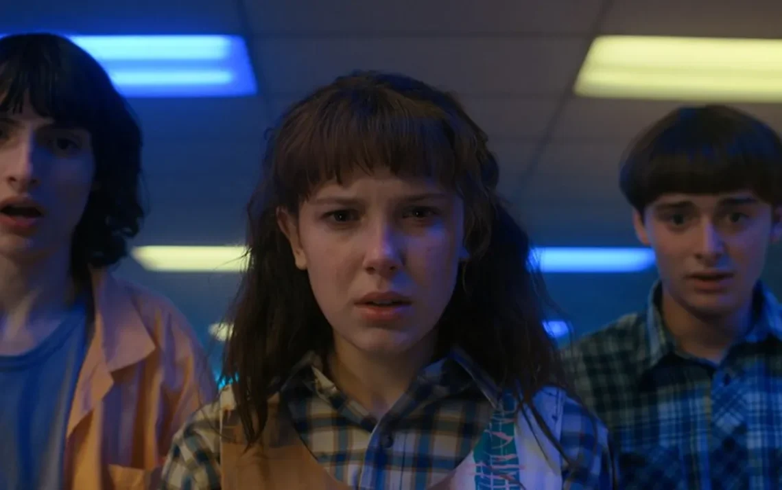 Millie Bobby Brown, Finn Wolfhard, e Noah Schnapp em cena de Stranger Things — Foto: IMDB - Todos os direitos: © Revista Quem