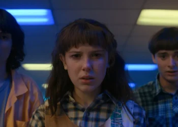 Millie Bobby Brown, Finn Wolfhard, e Noah Schnapp em cena de Stranger Things — Foto: IMDB - Todos os direitos: © Revista Quem