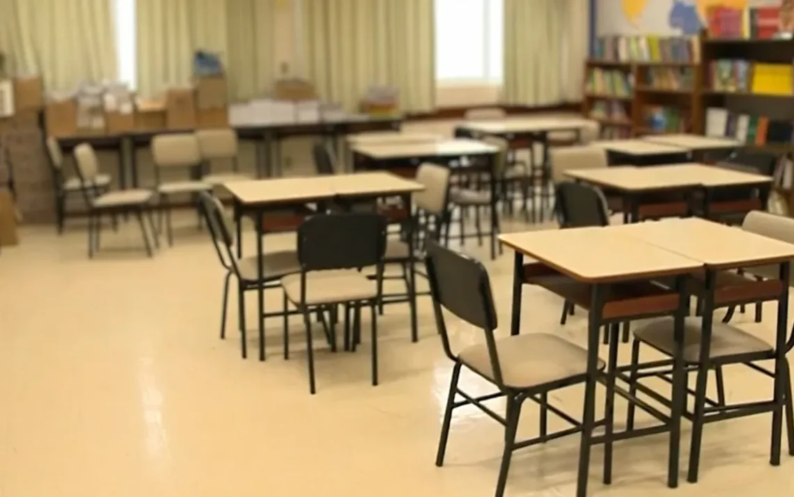 Sala de aula em Santa Maria (RS) — Foto: Reprodução/ RBS TV Desafios municipais: ampliar o ensino integral Governo federal apresenta detalhes do pacote para controlar as contas públicas - Todos os direitos: © G1 - Globo Mundo