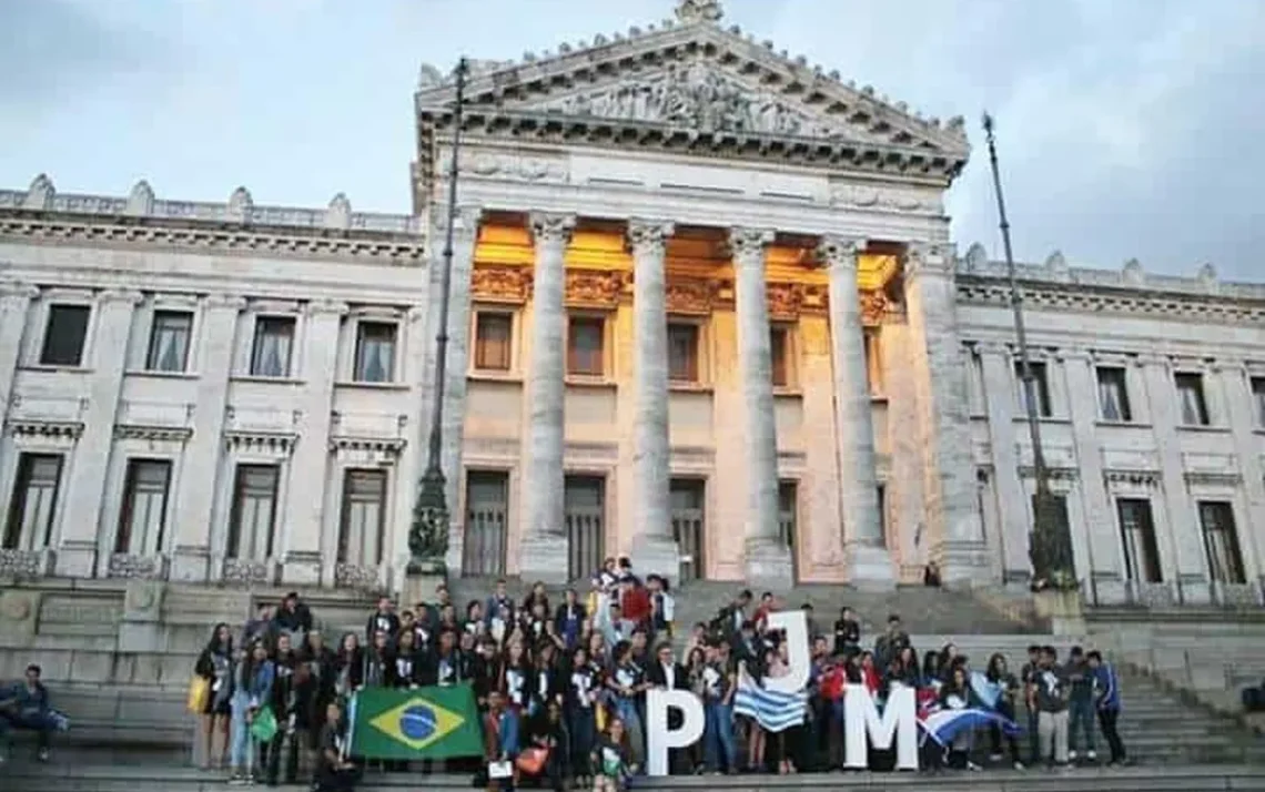 parlamentar, jovem, estudante;