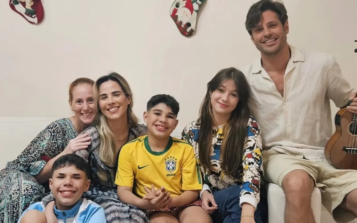 Wanessa com Marcela Barbieri, Dado Dolabella, os filhos e a enteada — Foto: Reprodução/Instagram - Todos os direitos: © Revista Quem