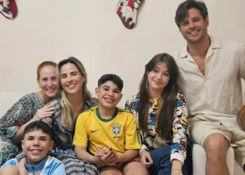 Wanessa com Marcela Barbieri, Dado Dolabella, os filhos e a enteada — Foto: Reprodução/Instagram - Todos os direitos: © Revista Quem