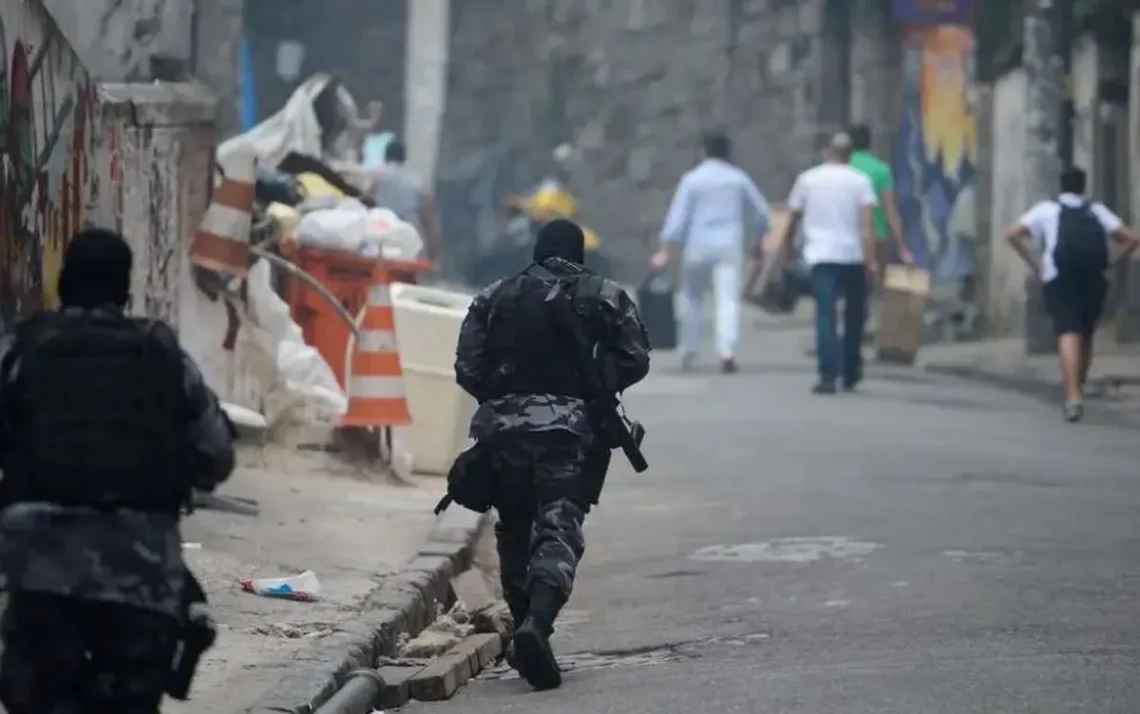 Repressão às drogas usa recursos que poderiam ser aplicados na educação e suspende aulas quando acontecem operações nas periferias. Foto: Fernando Frazão/AB A maioria das informações foi obtida por meio da Lei de Acesso à Informação. Resultados compõe o quadro de gastos. Foto: Reprodução Quantidade de escolas que poderiam ser construídas com valor gasto no combate às drogas consideradas ilícitas. Foto: Reprodução - Todos os direitos: @ Terra