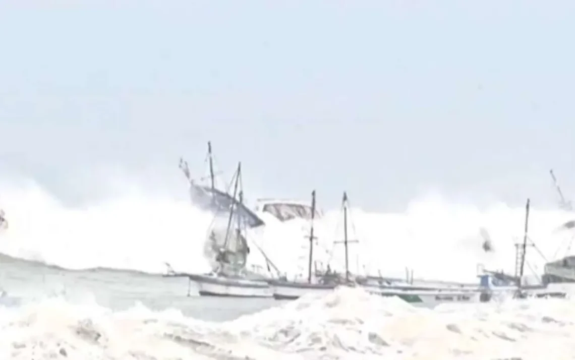 As ondas nas províncias de Manabí, Guayas, Santa Elena e Galápagos atingiram até 2,1 metros Foto: Reprodução/X - Todos os direitos: @ Terra