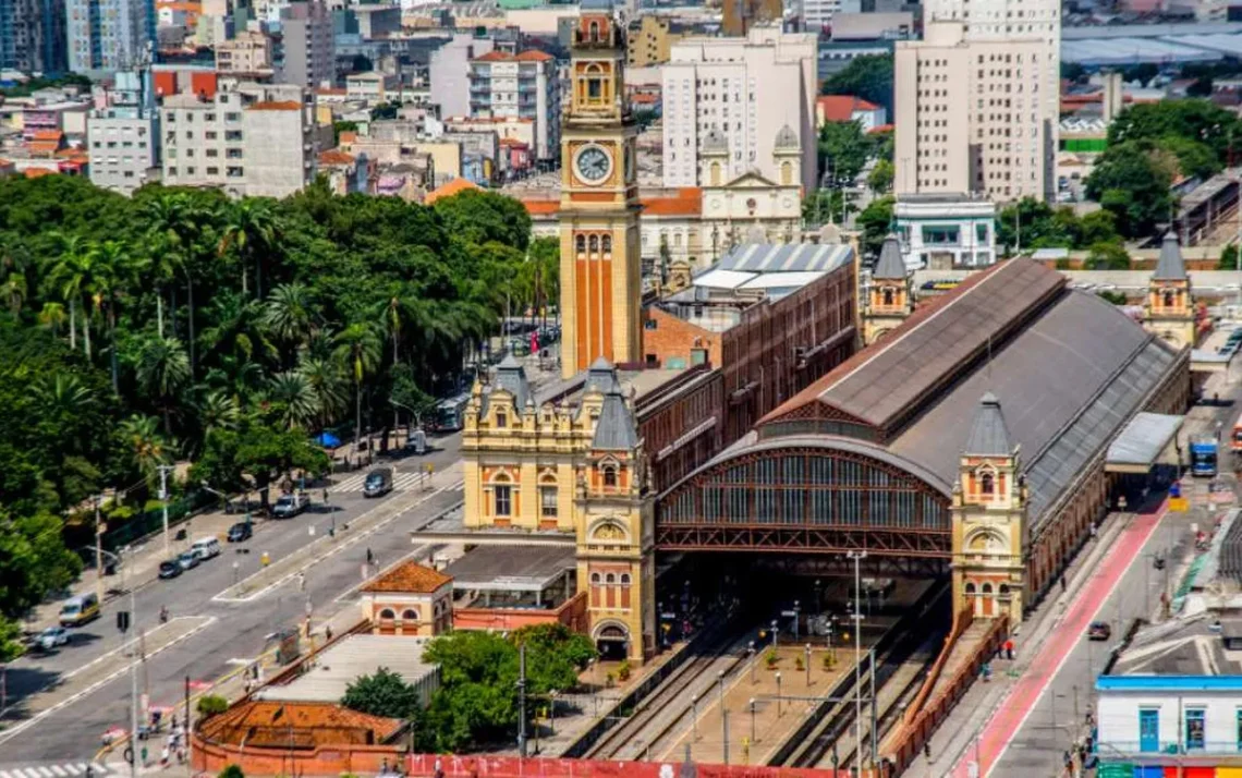 Região metropolitana de São Paulo sofre com 'ilhas de calor' em diversos bairros Foto: Getty Images São Paulo já enfrentou temperatura de 42ºC durante o verão Foto: Getty Images Vista aérea de São Paulo em dia de calor Foto: Getty Images Muitas questões de saúde estão relacionadas ao conforto térmico, explica especialista Foto: Getty Images - Todos os direitos: @ Terra