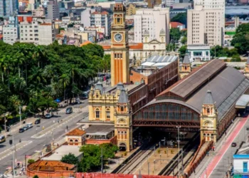 Região metropolitana de São Paulo sofre com 'ilhas de calor' em diversos bairros Foto: Getty Images São Paulo já enfrentou temperatura de 42ºC durante o verão Foto: Getty Images Vista aérea de São Paulo em dia de calor Foto: Getty Images Muitas questões de saúde estão relacionadas ao conforto térmico, explica especialista Foto: Getty Images - Todos os direitos: @ Terra