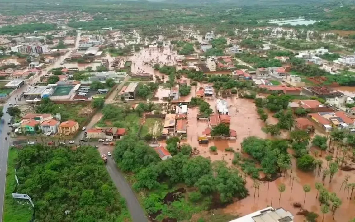 Inundações, Cheias, Alagamentos, Deslizamentos;